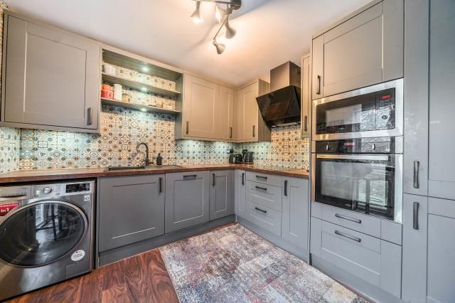 Property photo 2 of 20 Kitchen