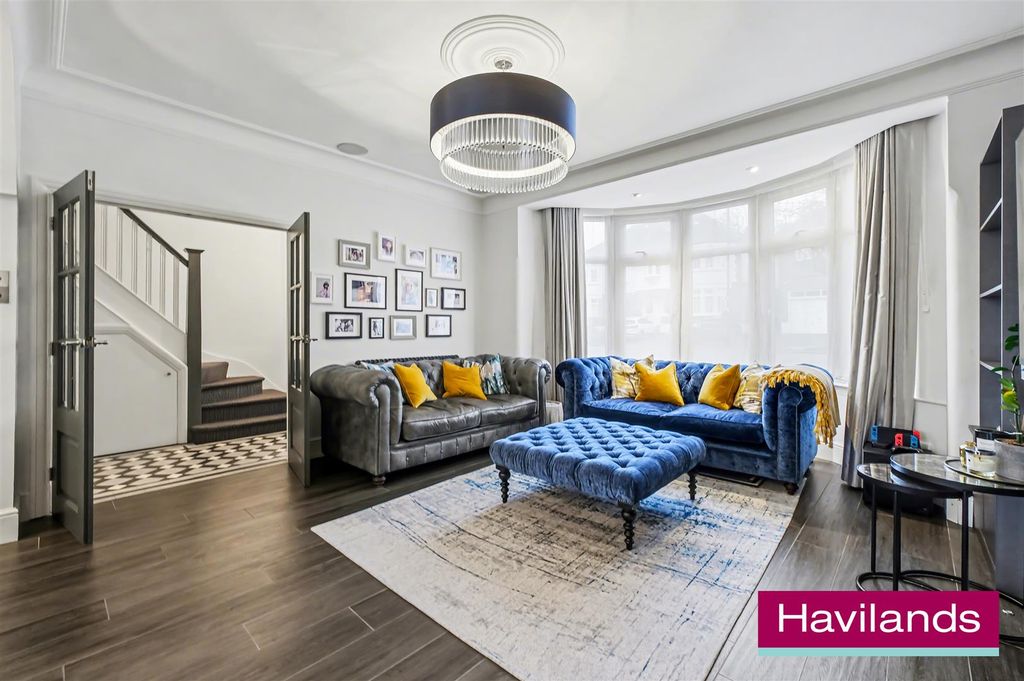 Property photo 2 of 21 88 Woodland Way N21 3Px-13.Jpg