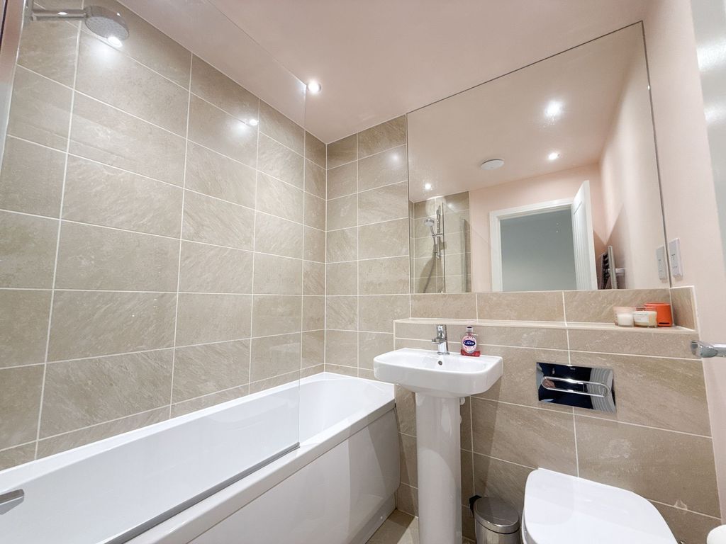 Property photo 3 of 10 Bathroom