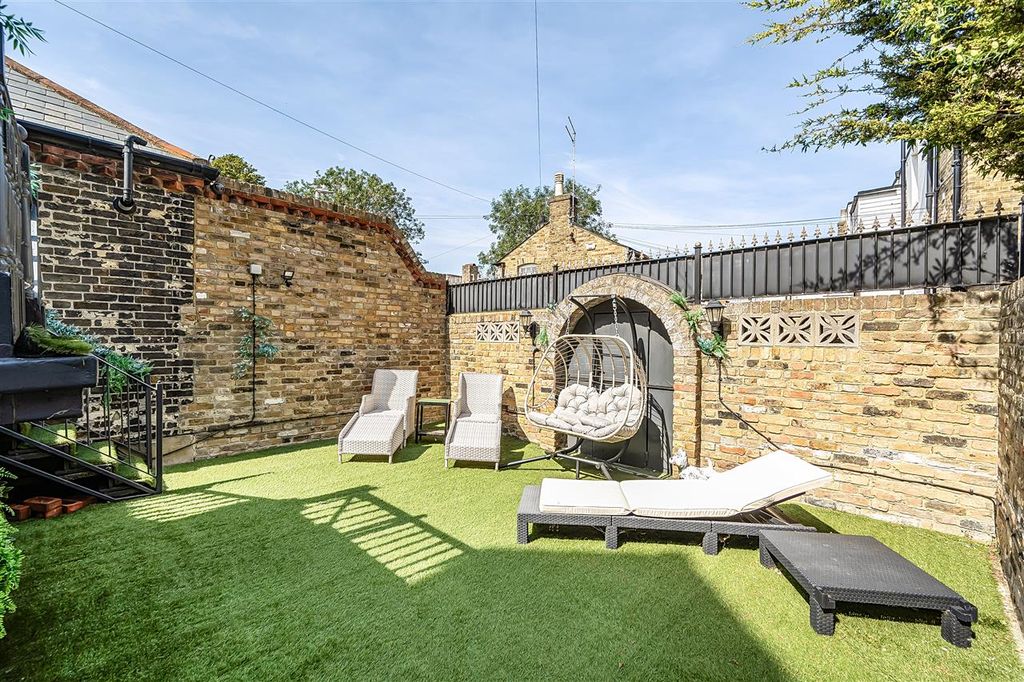 Property photo 3 of 33