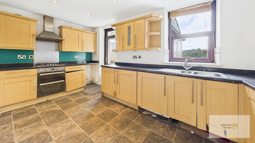 Property photo 3 of 8 Kitchen