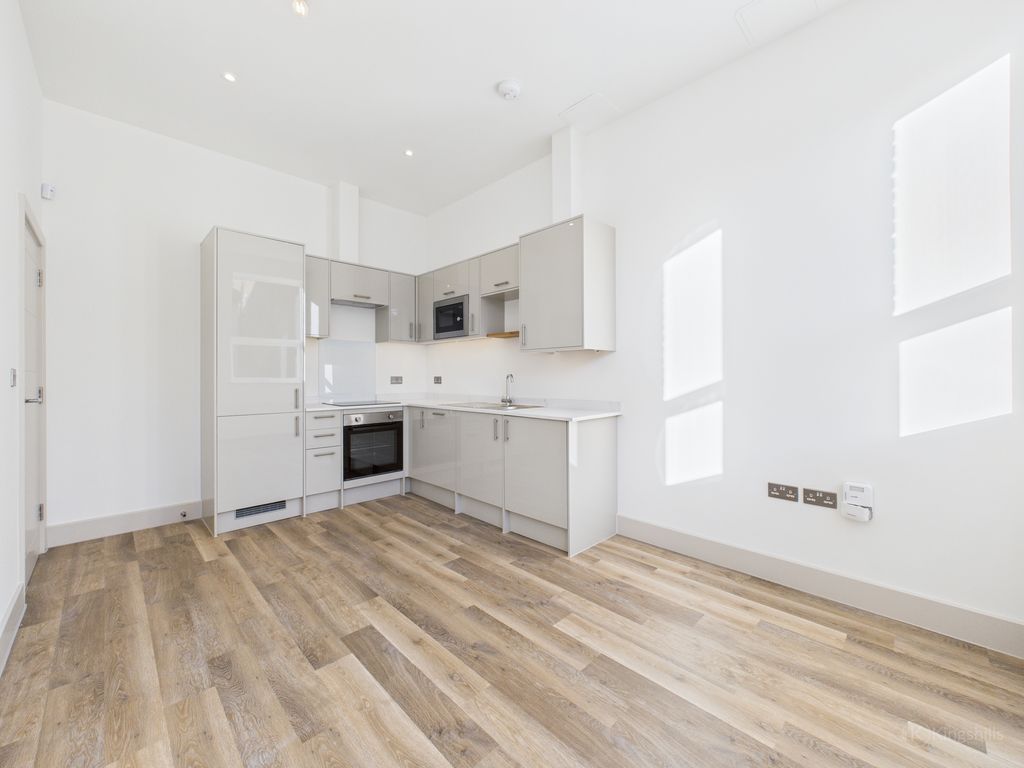 Property photo 3 of 13 Cam02119G0-Pr0506-Still011