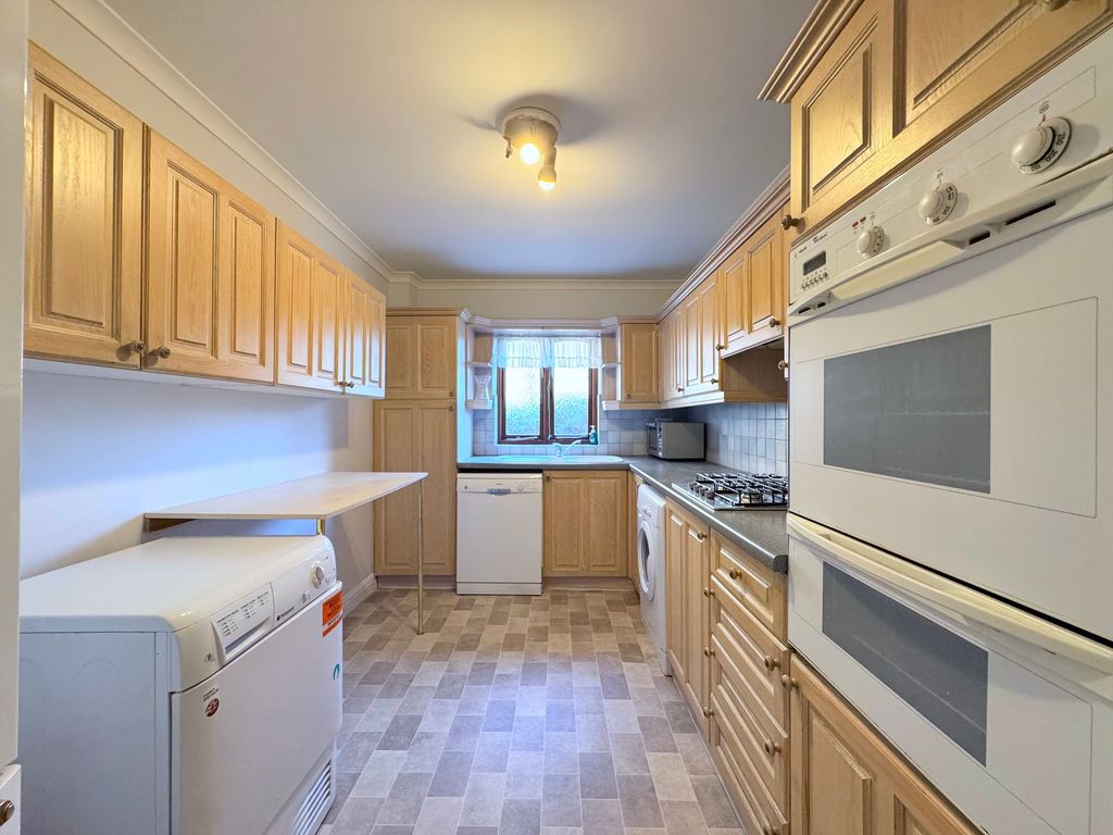 Property photo 3 of 11 Kitchen