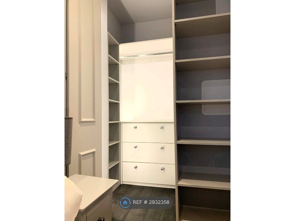 Property photo 3 of 12 Master Bedroom (Walking Wardrobe)