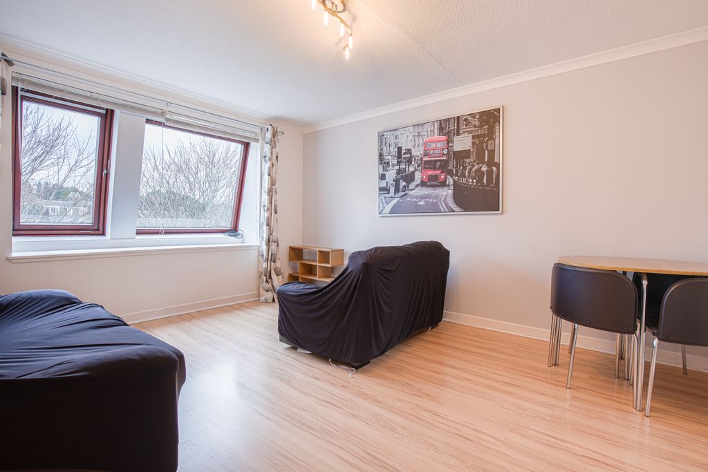 Property photo 2 of 11 Livingangle1