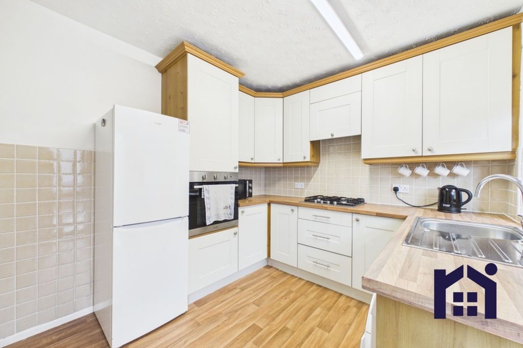 Property photo 3 of 17 Kitchen