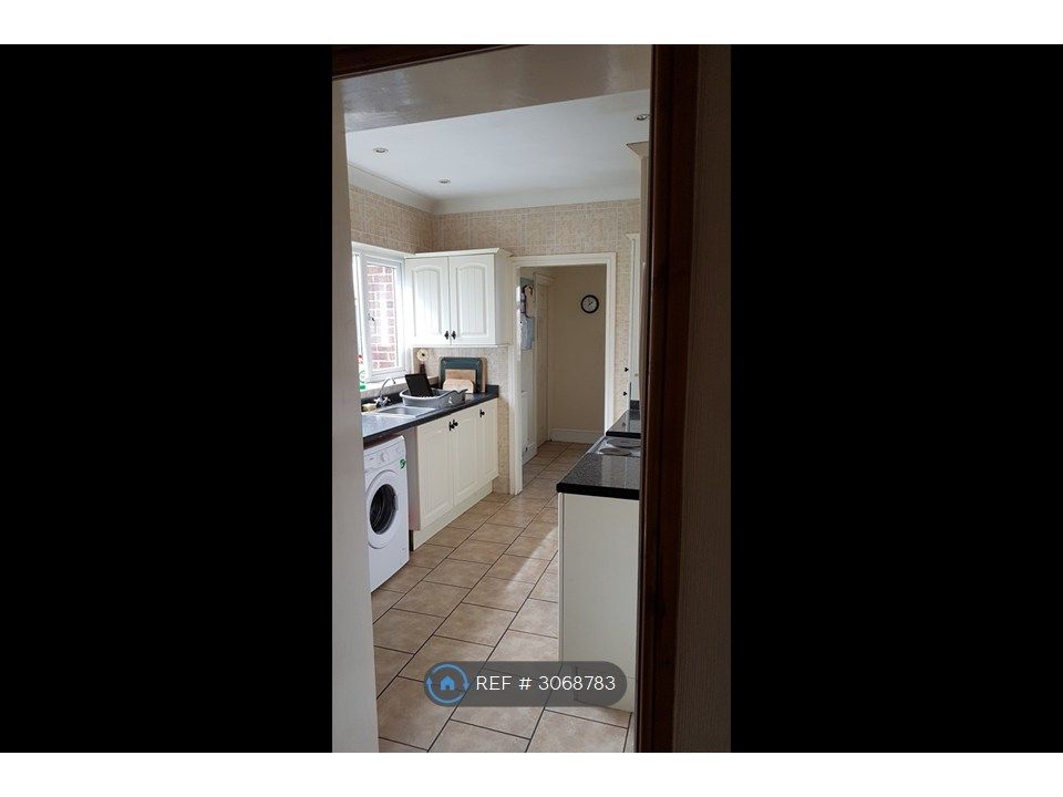 Property photo 3 of 11 Kitchen
