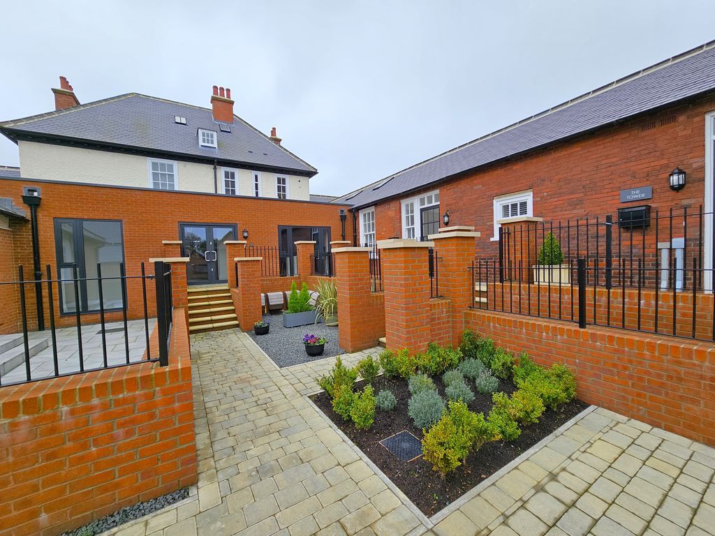 Property photo 1 of 8 Photo 4