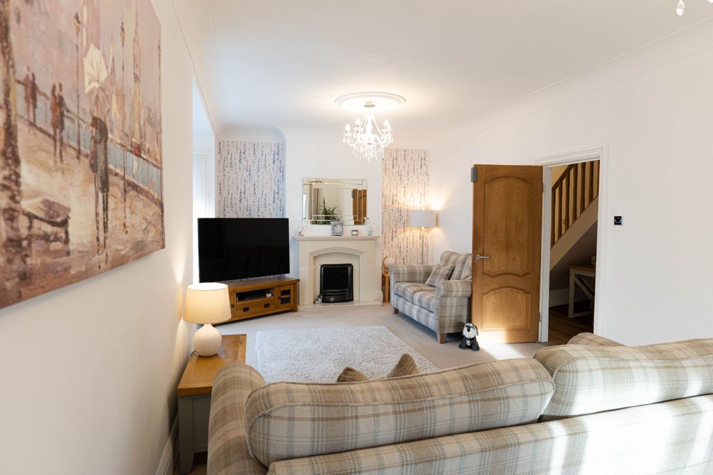 Property photo 2 of 19 Lounge