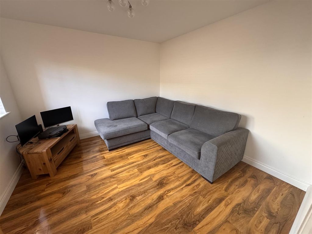 Property photo 2 of 19 Lounge