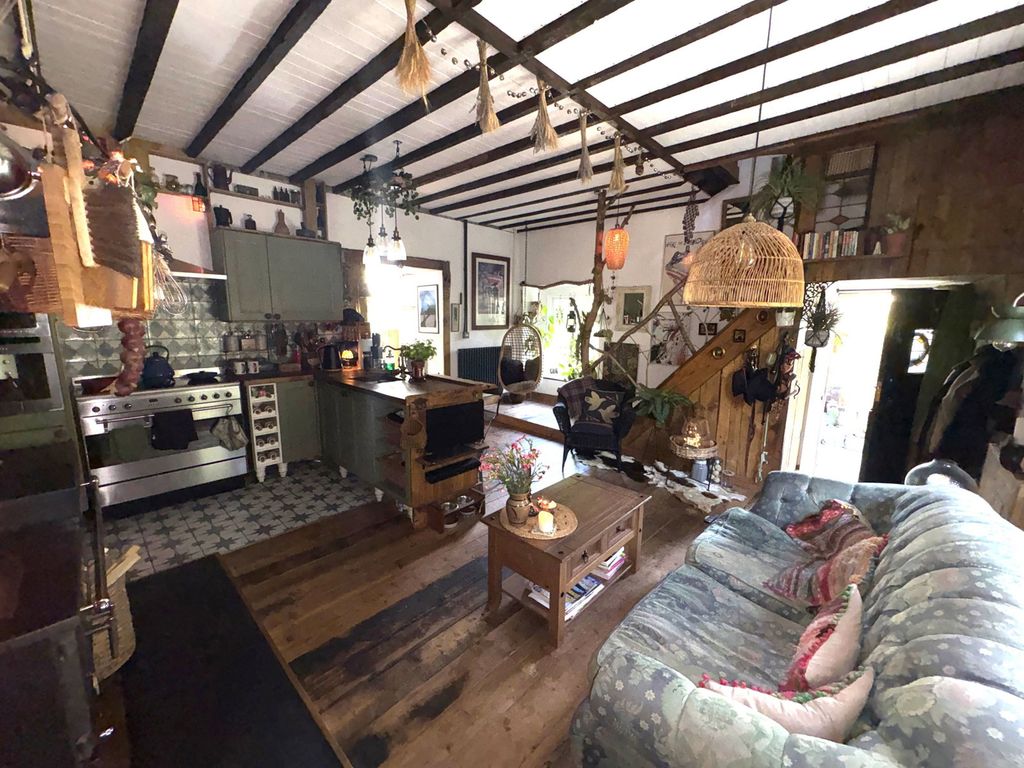 Property photo 2 of 25