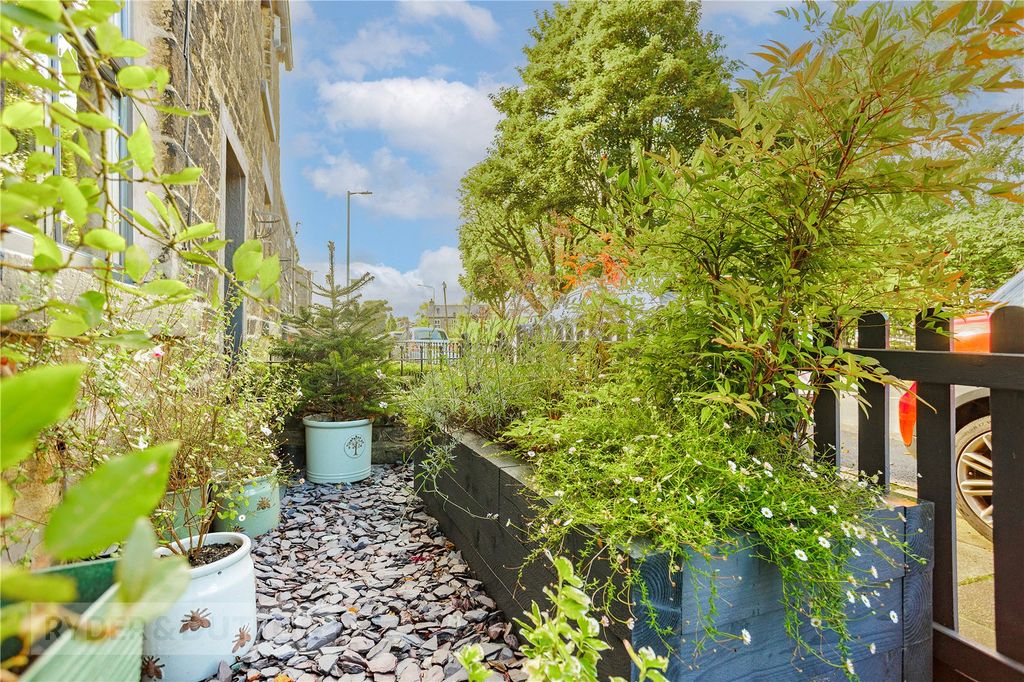 Property photo 3 of 32 Front Garden