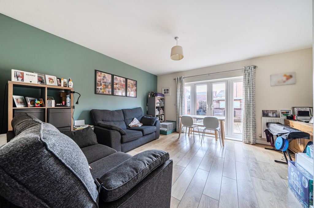 Property photo 3 of 17 1388921-6-696A371...