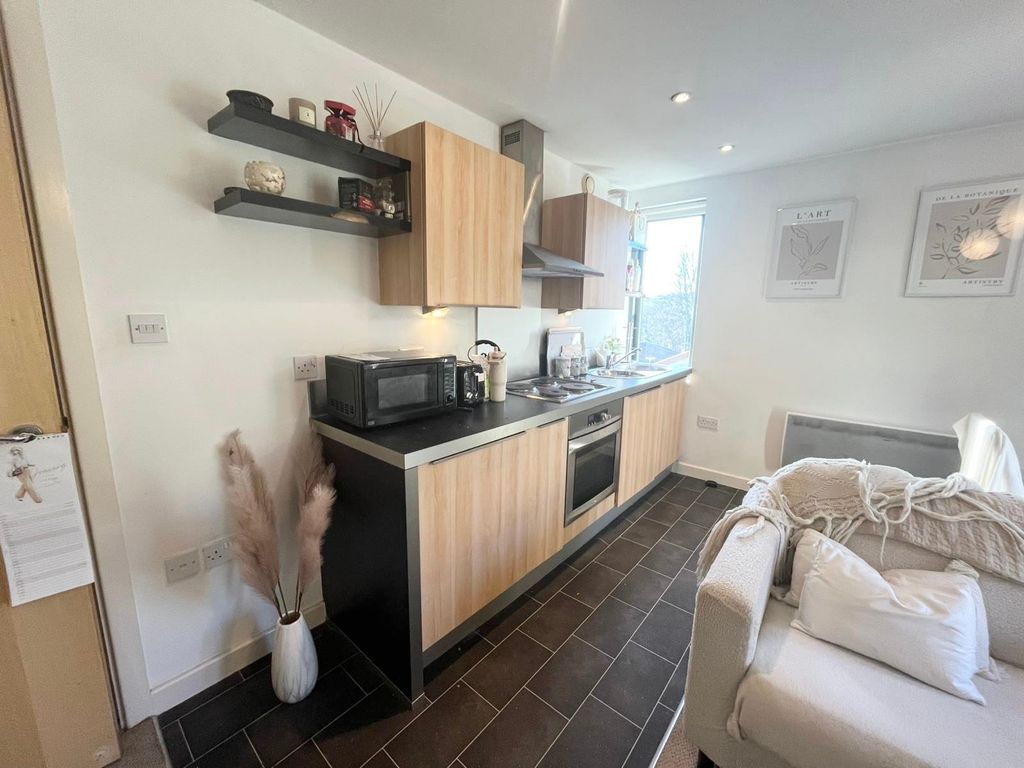 Property photo 2 of 6 Picture No. 11