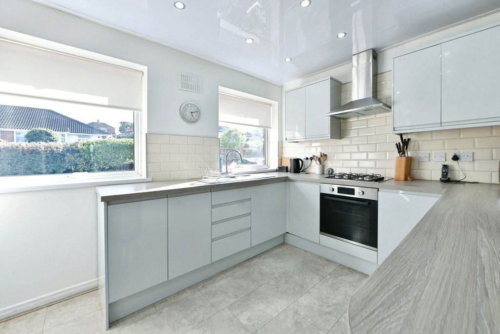 Property photo 2 of 10 Kitchen