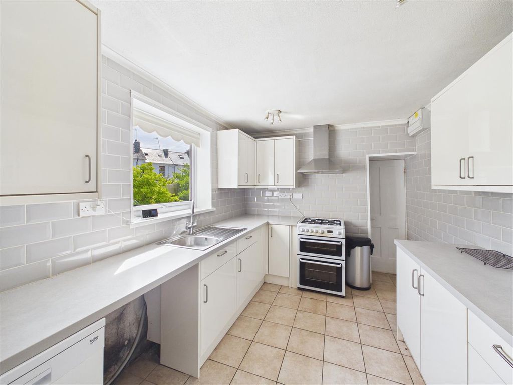 Property photo 3 of 17 Kitchen