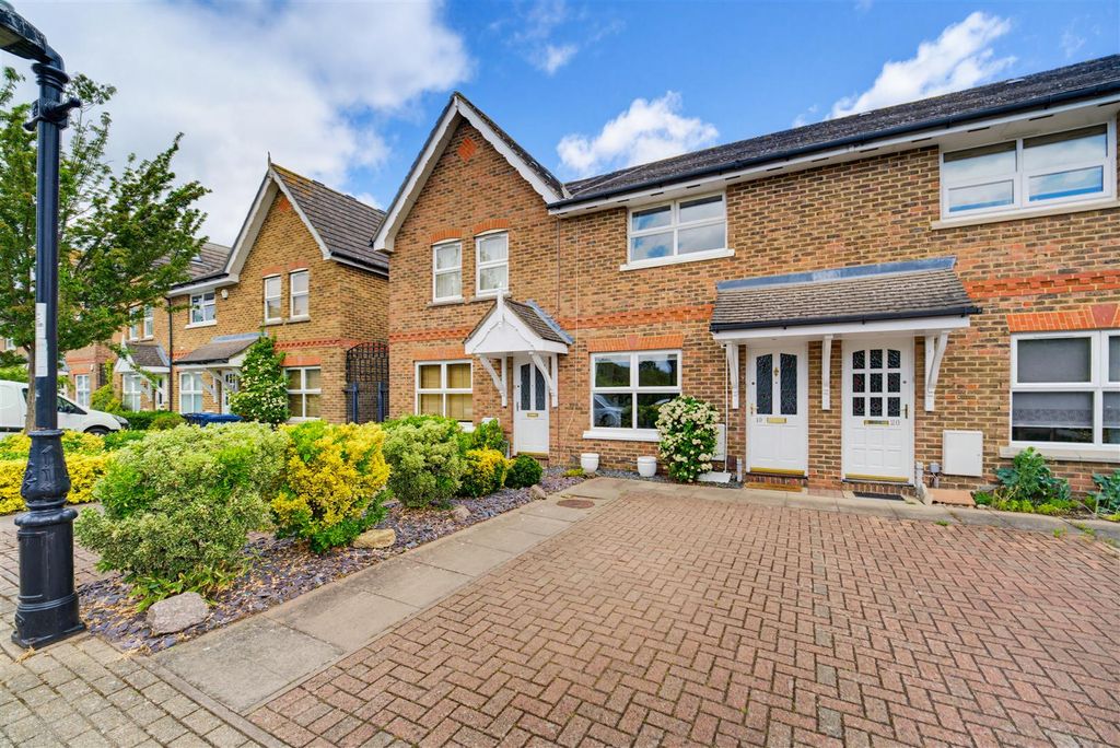 Property photo 1 of 20 19 Billets Hart Close.Jpg