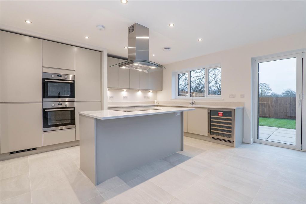 Property photo 3 of 34 Kitchen