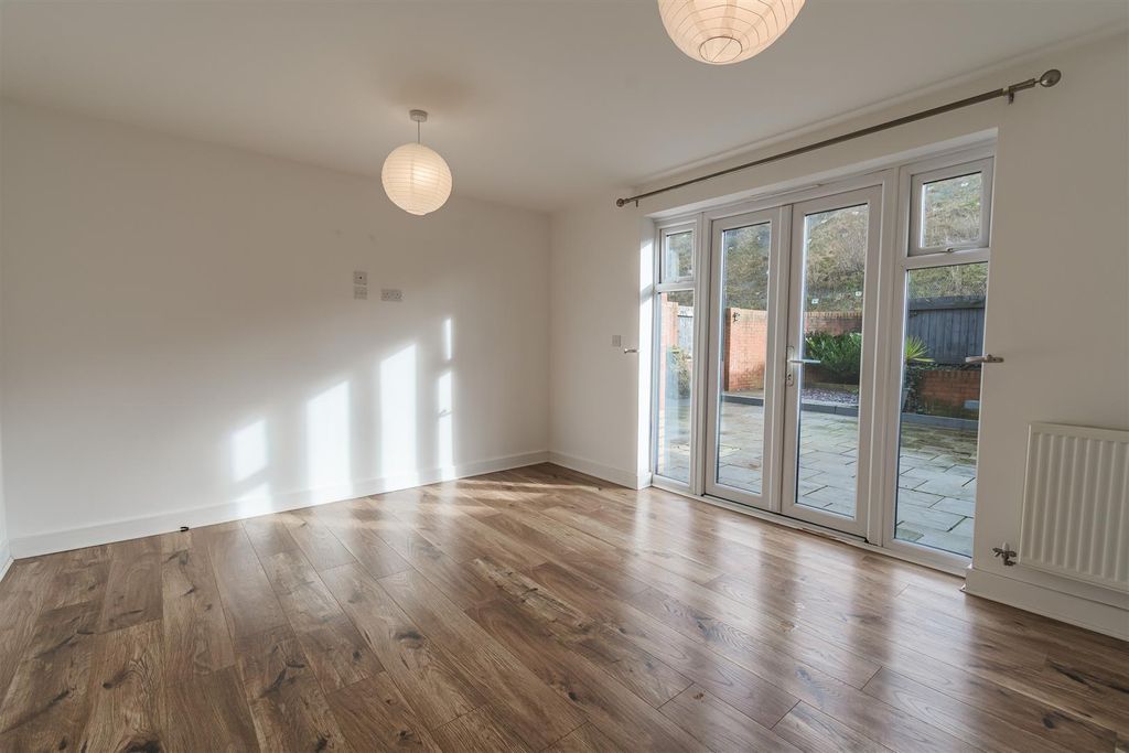 Property photo 3 of 21 Living Room