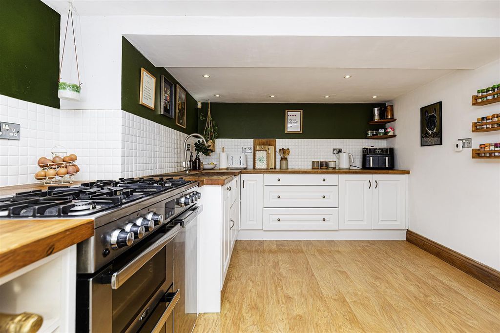 Property photo 3 of 35 Breakfast Kitchen