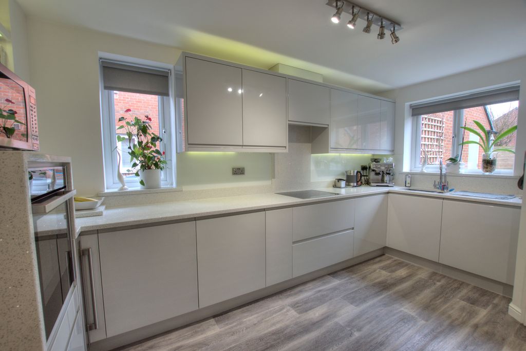 Property photo 2 of 29 2. Kitchen