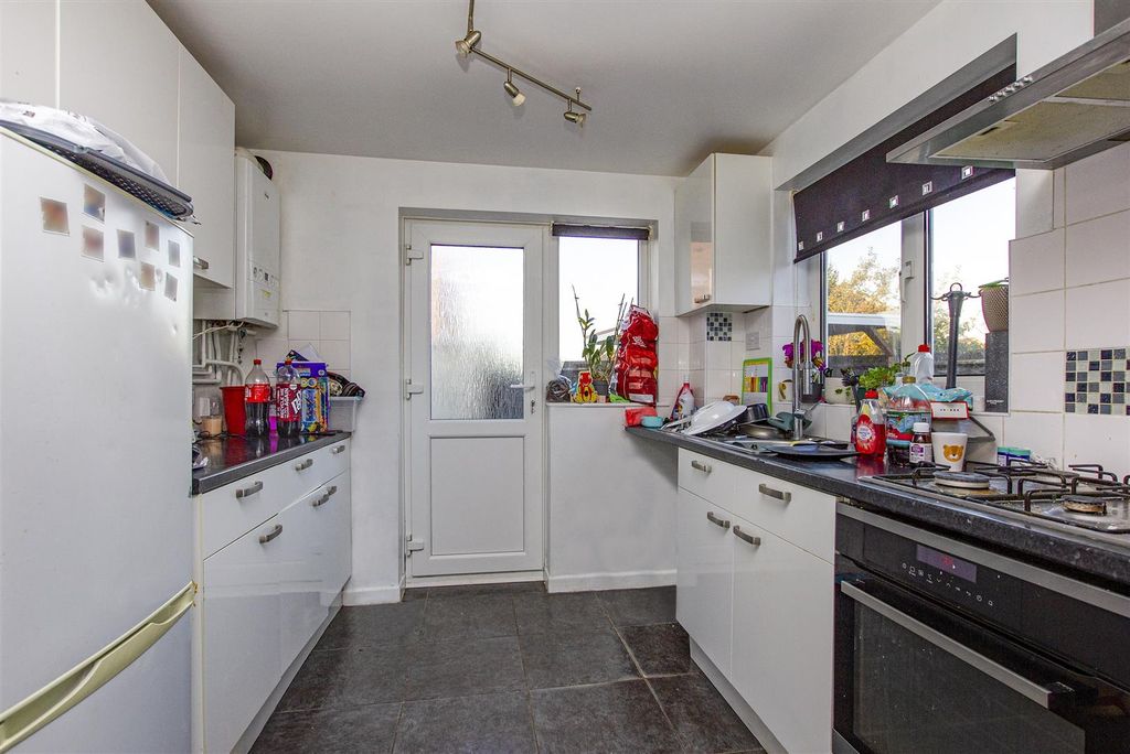 Property photo 3 of 10 Kitchen