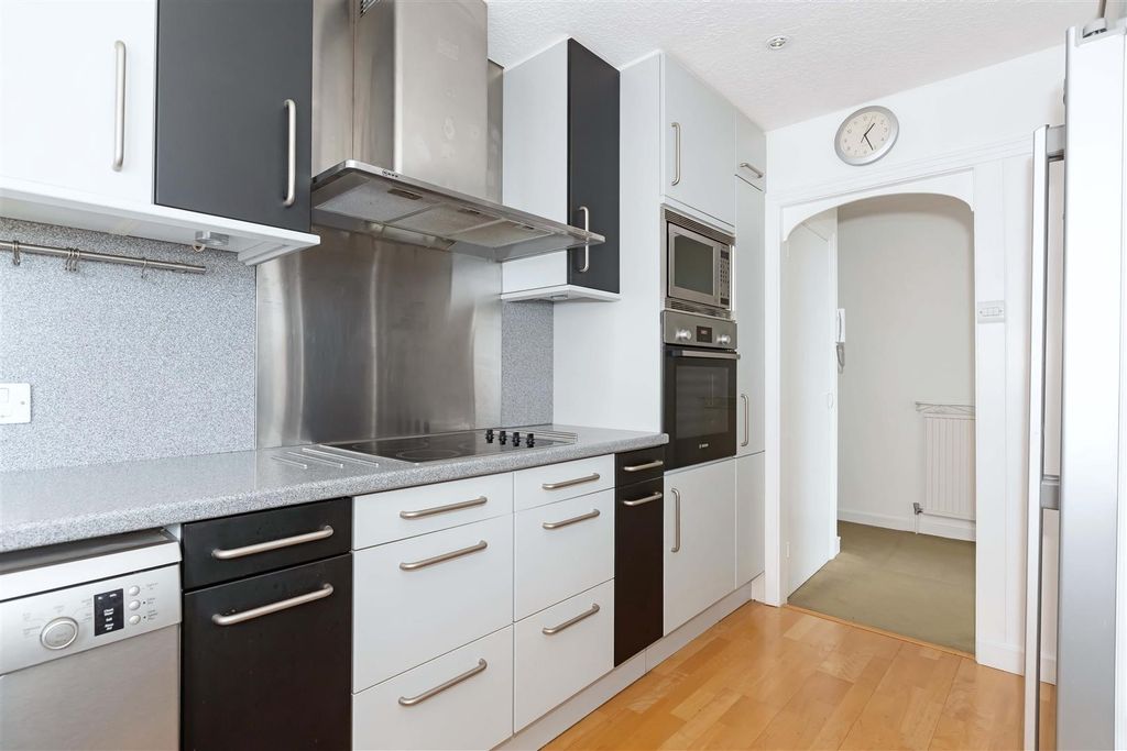 Property photo 3 of 14 Caversham Court_9.Jpg