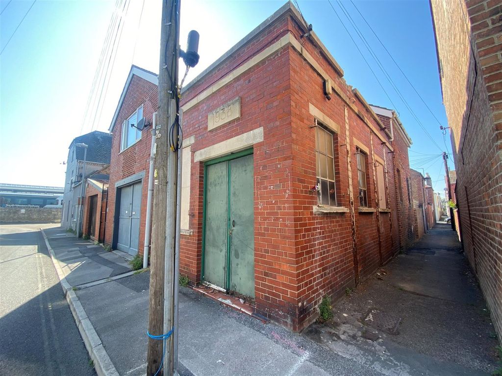 Property photo 1 of 6 Front