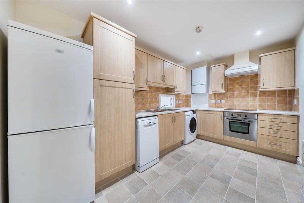Property photo 3 of 10 Kitchen
