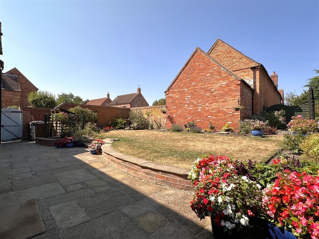 Property photo 3 of 25 Rear Garden 803