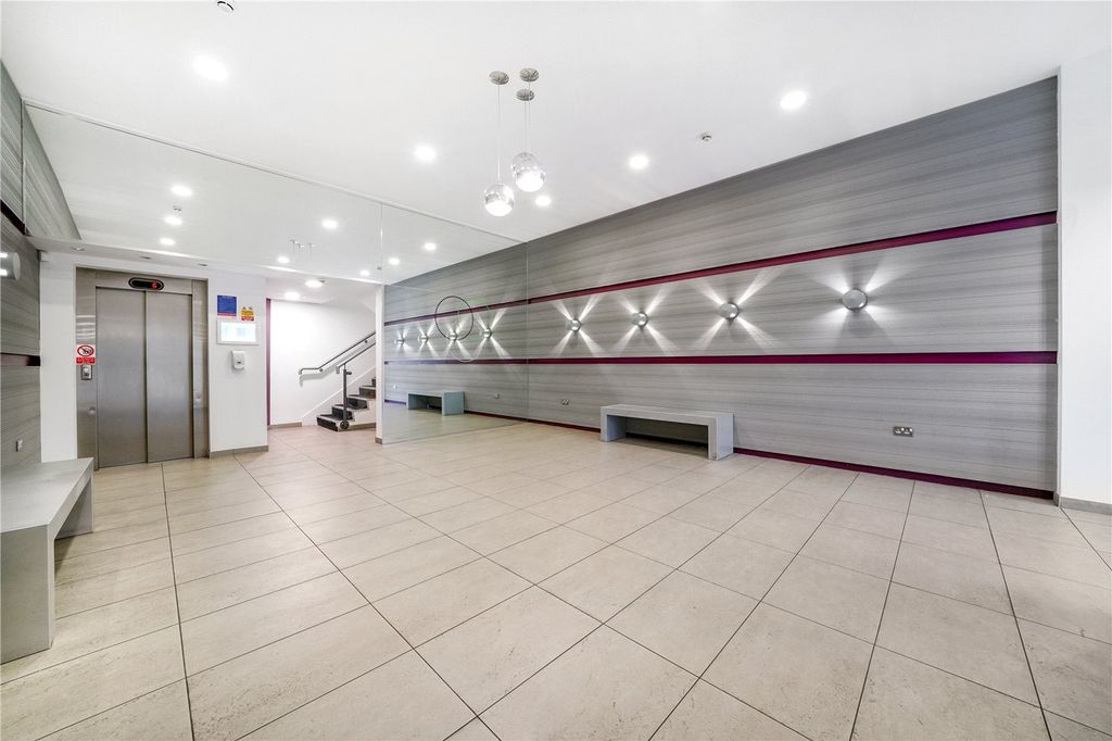 Property photo 3 of 16 Lobby
