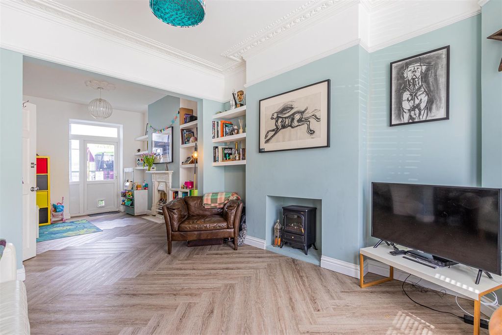 Property photo 3 of 27 Montgomery Street 14 (28 Of 28).Jpg