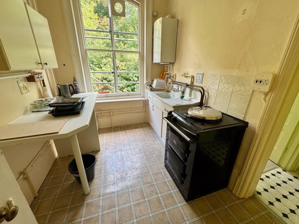 Property photo 3 of 10 Kitchen