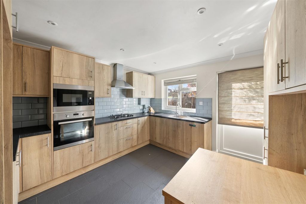 Property photo 3 of 14 4