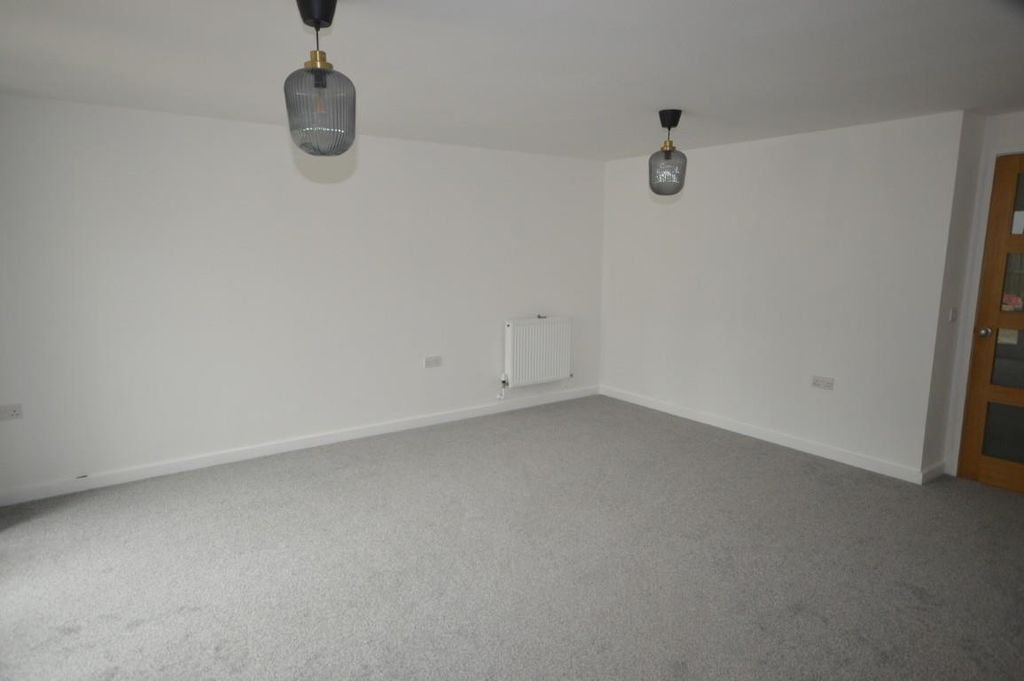 Property photo 3 of 16 Dsc_0006 (Medium).Jpg