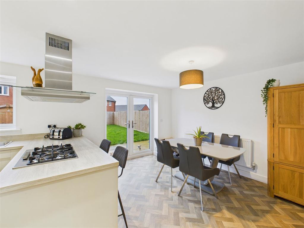 Property photo 2 of 12 Dining Kitchen