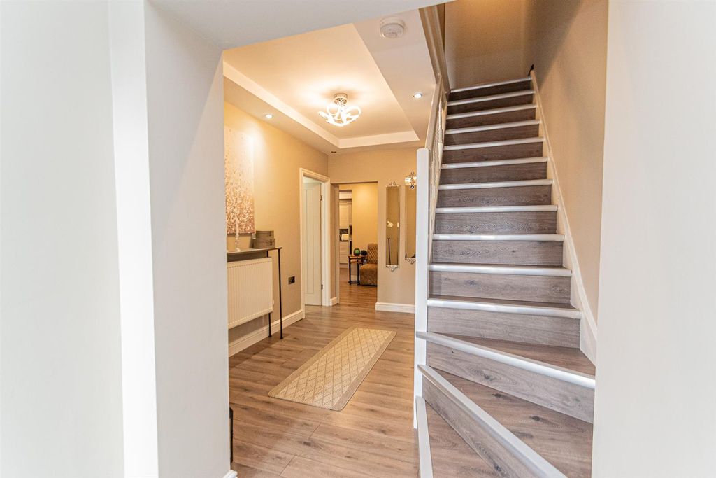 Property photo 3 of 20 Entrance Hallwauy