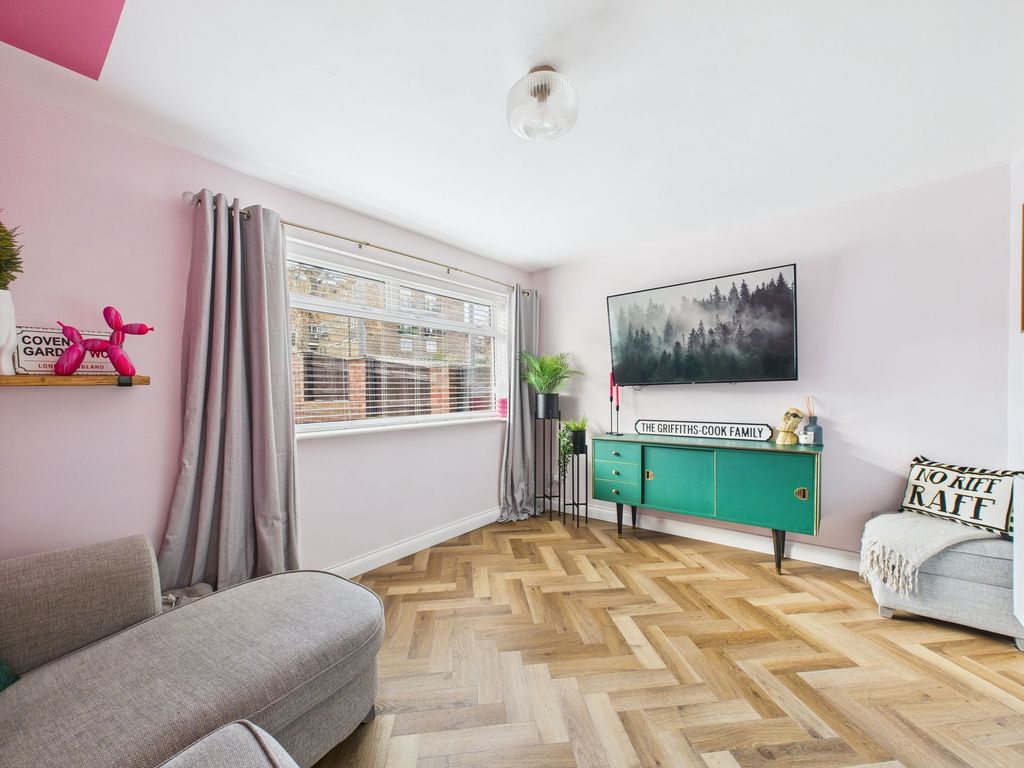 Property photo 3 of 12 Lounge