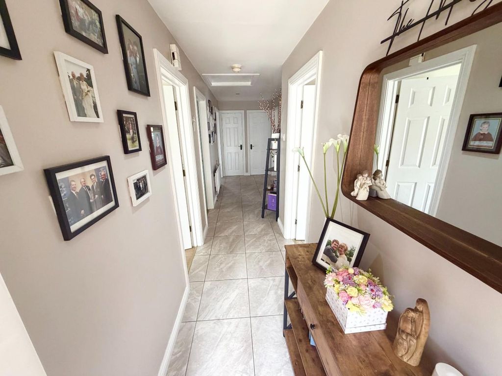 Property photo 2 of 16 Hallway