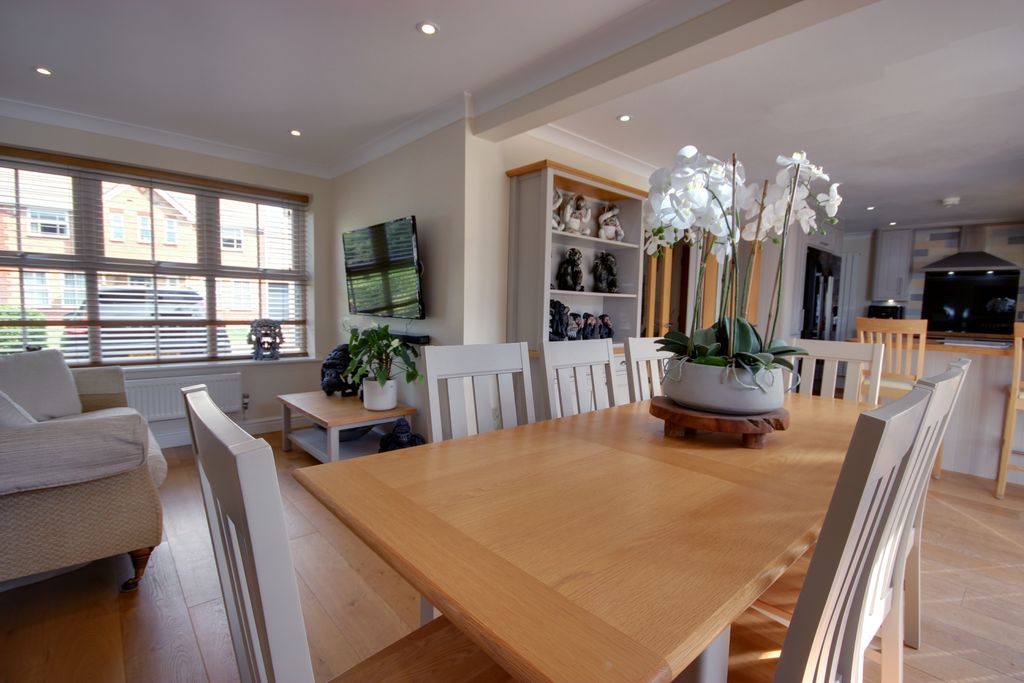 Property photo 3 of 25 1 Lounge Kit Din D