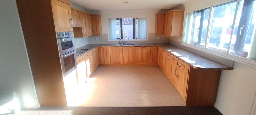 Property photo 3 of 18 Kitchen