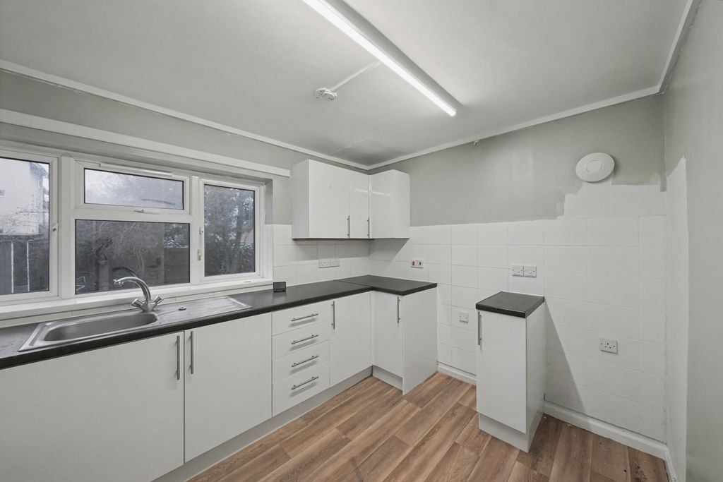 Property photo 3 of 15 Flat 1 Jutland House, Dedworth Road, Windsor Sl4 5Be