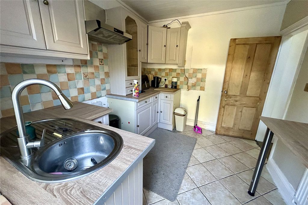 Property photo 3 of 10 Kitchen