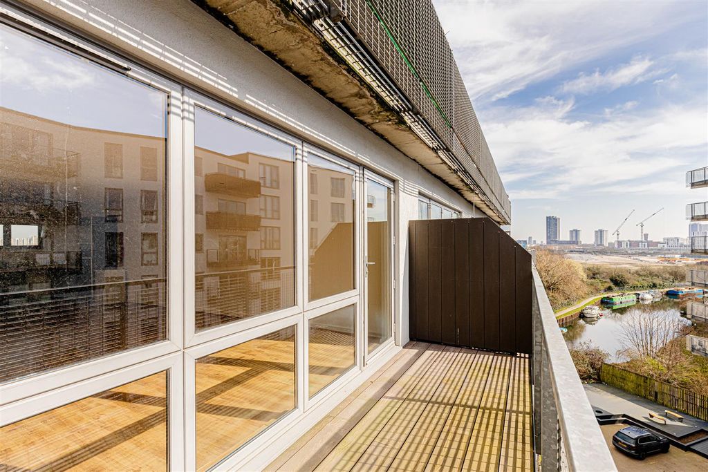 Property photo 3 of 21 Wick Lane (21).Jpg