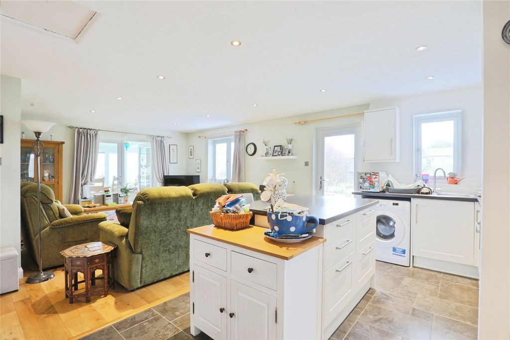 Property photo 2 of 17 Picture No. 25