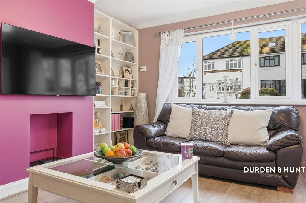 Property photo 3 of 29 Lingfield Avenue