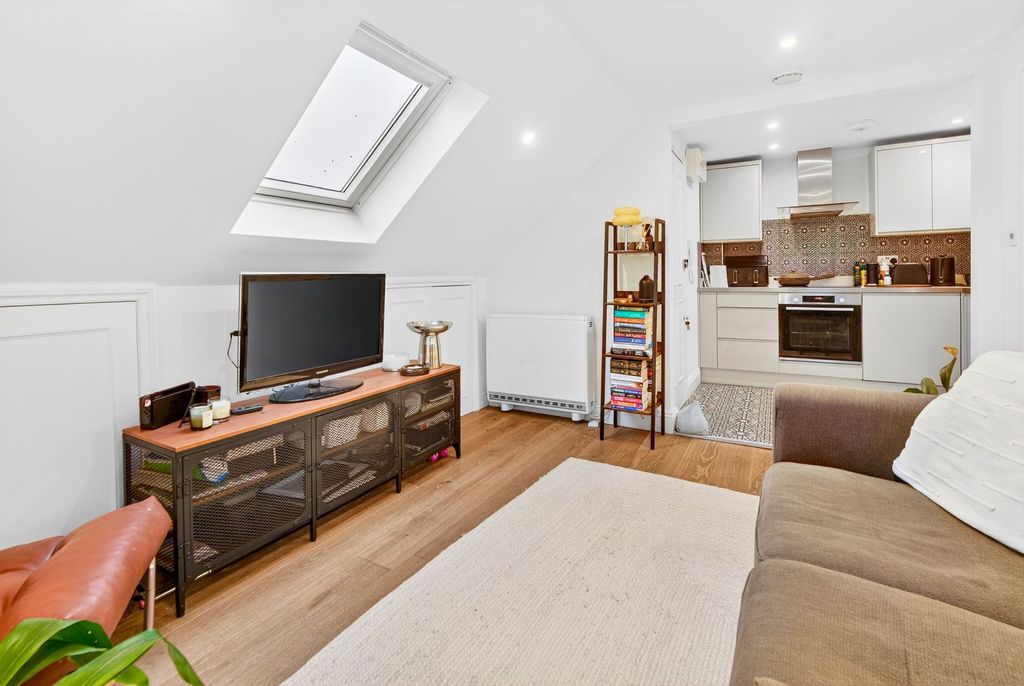 Property photo 3 of 17 Reception 2 For Sale 1 Bedroom Flat 13 Cintra Park Crystal Palace Se19 Nested Estate Agents Tel. 07456972657 Photography Video By Www.Steele.London 07913296114