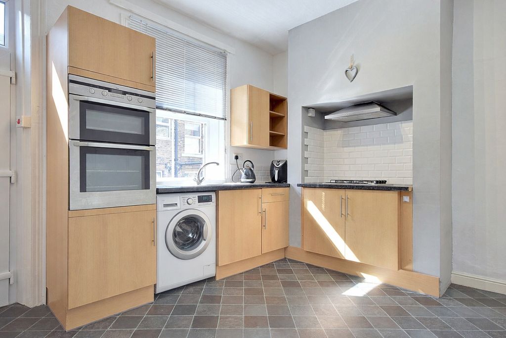 Property photo 2 of 14 William St Ewemove Brighouse (25)