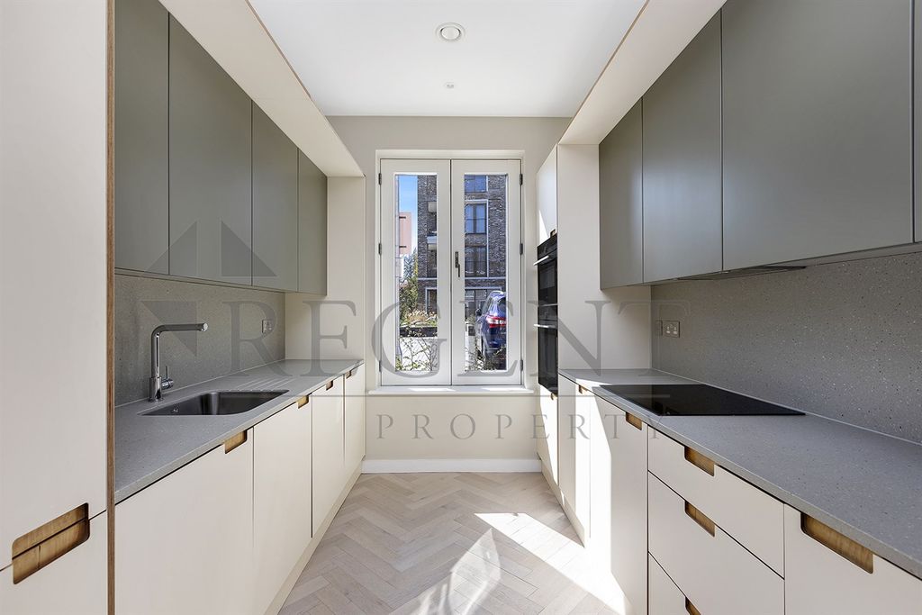 Property photo 2 of 6 Kitchen