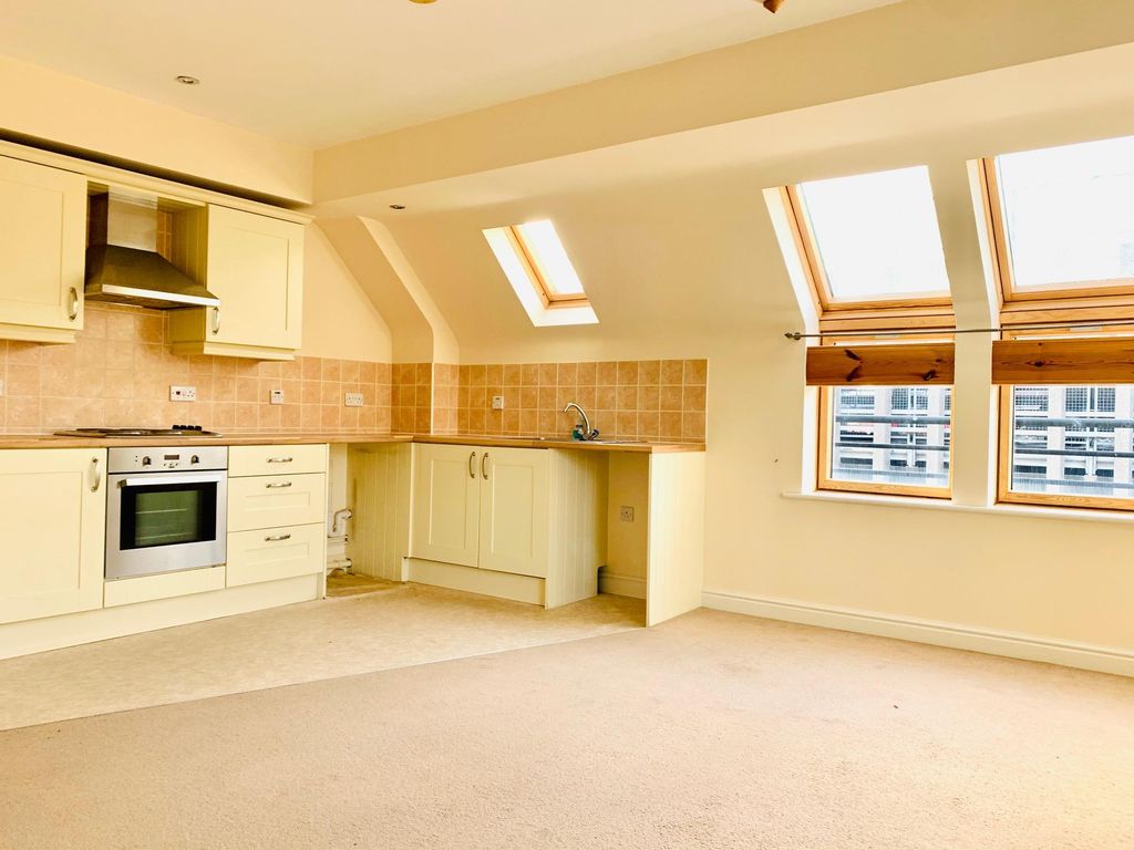 Property photo 3 of 10 Kitchen